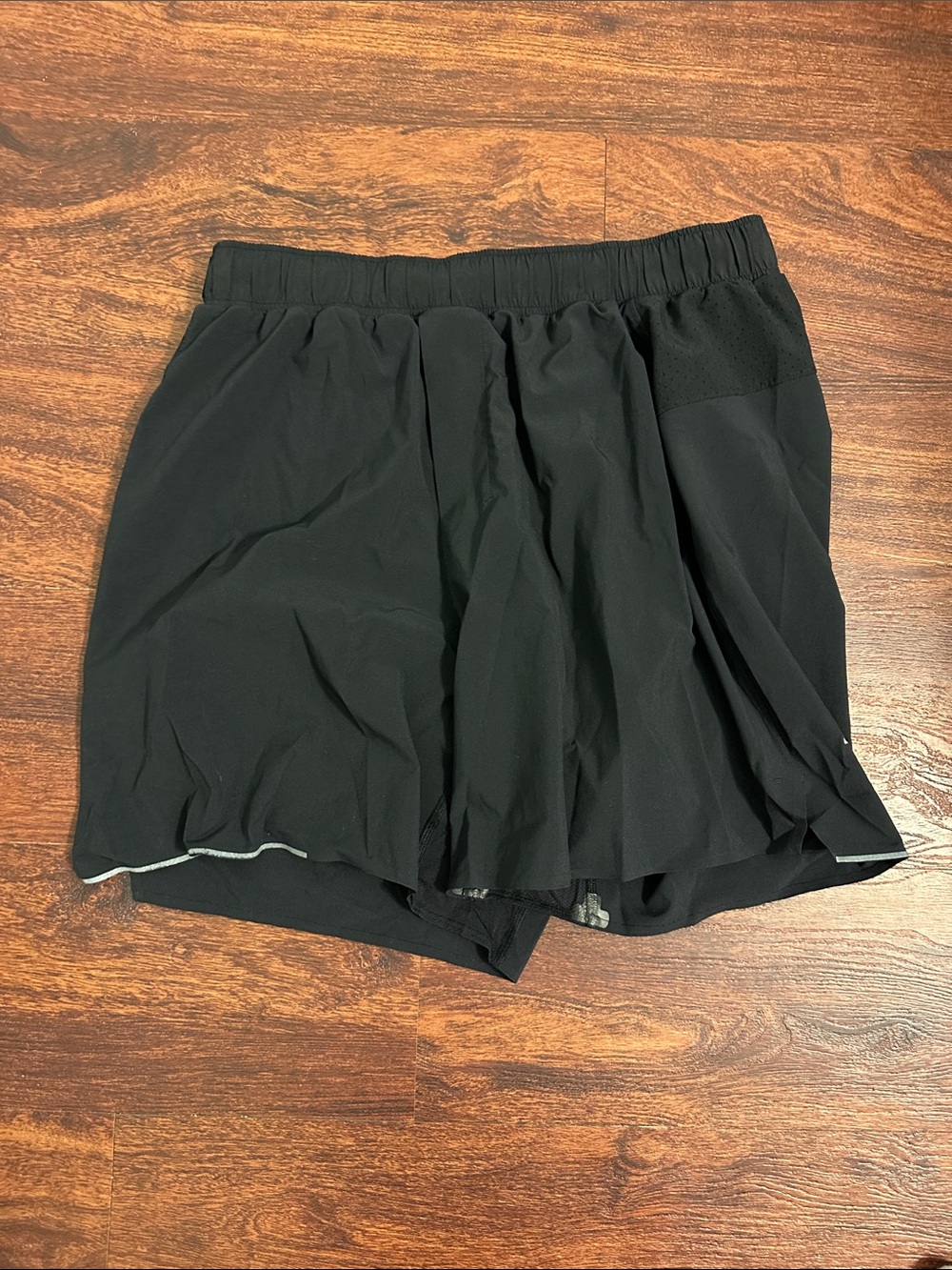 lululemon athletica Men's Black Athletic Shorts 6” size Medium